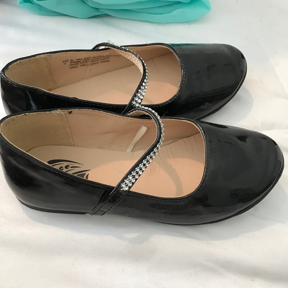 Girls patent leather shoe
